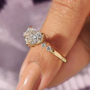 Bague en diamant de laboratoire en forme de cœur de 1,50 à 5,00 carats avec pierres latérales rondes pour femmes, bijoux en or 10K/14K/18K/PT950/S925 - Product Image 2