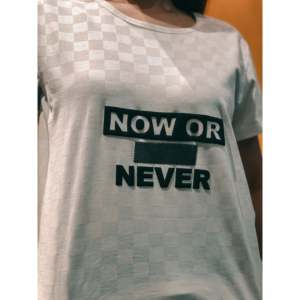 เสื้อยืดลายนูนแขนสั้นสำหรับผู้ชายหรือไม่เคย - Product Image 3