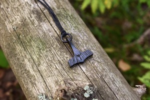 Colgante pequeño de martillo de Thor de hierro negro forjado, runas vikingas personalizadas, se vende con cuero de Reno - Product Image 3