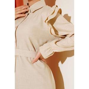 Robe en lin avec volants aux épaules Beige - Product Image 2