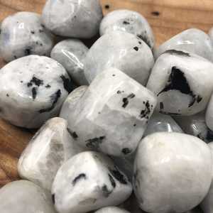 หินมูนสโตนสีรุ้งแวววาวธรรมชาติขัดเงามากหินหลวมของตกแต่งตามหลักฮวงจุ้ยแกะสลักอัญมณี - Product Image 3