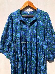 ชุดเดรสผ้าฝ้ายพิมพ์ลายดอกไม้ คอวีลึก ความยาวปานกลาง/สั้น สำหรับผู้หญิง รับผลิตแบบ OEM และจำหน่ายจำนวนมากในราคาที่ดีที่สุด - Product Image 3