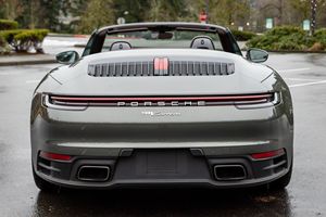 USADO, 911 Carrera Sedán 2023, ~4,700 Millas, Motor Diésel de 6 Cilindros en Línea con Doble Turbo, Paquete Premium, Color Verde Aventurina Metálico, Sin Modificaciones - Product Image 5