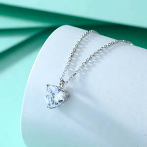 Colgante Clásico Religioso de Plata con Corte de Corazón Chapado en Oro con Cadena de Eslabones para Regalo de Compromiso, Boda o Fiesta - Product Image 1