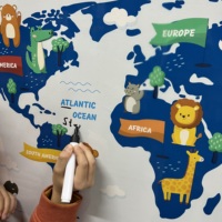 Mapa del mundo con temática de animales para niños, Material de poliestireno duradero reutilizable que mantiene la superficie con electricidad estática