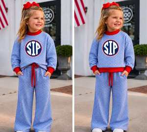Conjunto de Dos Piezas Rojo para Niñas Pequeñas, Sudadera con Detalles de Puntos Azules y Pantalones Cortos, Ropa Casual de Primavera/Verano, Diseño Personalizado - Product Image 3
