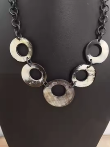 Collar de Moda con Cuentas de Resina Hechas a Mano y Cordón con Cierre de Rosca, Joyería de Resina Abstracta y Minimalista, Colorido - Product Image 2