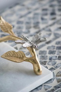 Bandeja plana para servir de mármol blanco con asas de diseño floral dorado Decoración de mesa elegante para uso en cocina y comedor del hogar - Product Image 4