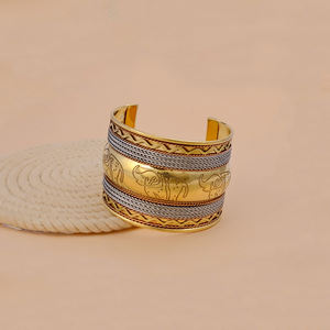 Bracelet de poignet ajustable en laiton plaqué antique, design ange, bracelet ouvert, pour mariage - Product Image 1