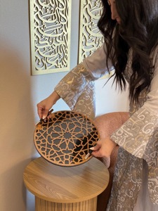 Plateau noir avec design doré et verre au look élégant parfait pour servir la vanité décorative et le présentoir de table festif - Product Image 4