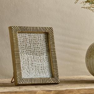 Cadre photo en métal décoratif contemporain, parfait pour les espaces de vie élégants et les présentations artistiques - Product Image 2