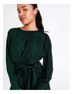 Robe mini en satin vert foncé à manches longues, légère, fluide, coupe trapèze, écologique, été - Product Image 4