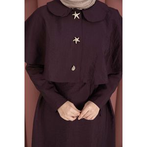 Robe minimaliste en crêpe bordeaux avec détail cape et lacets pour un usage quotidien - Product Image 4
