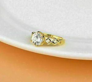 Bague de fiançailles 2 Ct en diamant simulé taillé rond plaqué or jaune 14K - Product Image 2