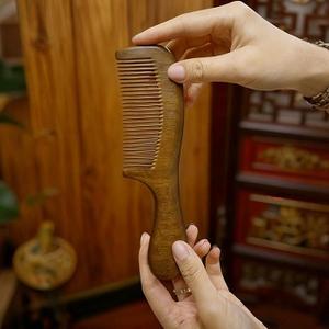 Peine de madera de sándalo natural con logotipo personalizado para salón de casa peine de madera con mango de madera de F S International - Product Image 1