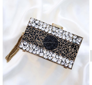 Pochette en résine nacrée Embellissement en métal et pierre Broderie Ladies Bag for Girls at Cheep Prize - Product Image 1