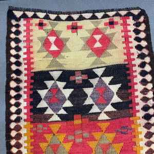 Alfombra de 2.7x9.4 pies, Alfombra Turca Vintage, Alfombra Roja con Diseño Floral - Product Image 2