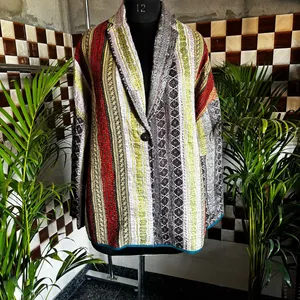 Veste professionnelle polyvalente et élégante Khanta, style universitaire automne, style bohème, matelassée, en cuir PU effet agneau, avec logo personnalisé et traitement de teinture - Product Image 1