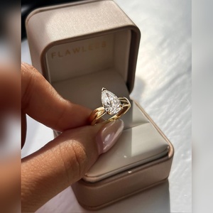 แหวนหมั้นเพชรโมอิสซาไนต์ทรงลูกแพร์ ตัวเรือนทองคำ 14K สีเหลือง ผู้ผลิตขายส่ง รับผลิตแบบ OEM ODM - Product Image 1