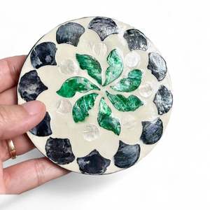 Posavasos Hecho a Mano de Madreperla para Protección de Bebidas y Decoración de Mesa Estilo Bohemio en Comedores, Vietnam - Product Image 2