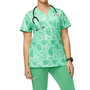 Compre al por mayor Diseño de cuello en V Estilo Jogger Impreso Scrubs Médico Scrubs Enfermera Manga corta Scrub Set Tela de poliéster - Product Image 1