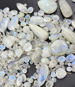 Venta al por mayor 100% Natural azul llamativo Arco Iris piedra lunar cabujón alta calidad mezcla forma y tamaño piedras preciosas sueltas para la fabricación de joyas - Product Image 2