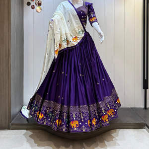 Conjunto de Lehenga Choli Maxi Estándar de Algodón Puro Laxmi Lifestyle para Mujer, Ropa Tradicional para el Festival Navratri Garba, Estampado Reversible con Lámina - Product Image 1