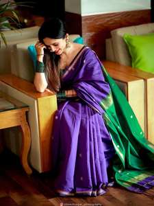 ชุดส่าหรีสีม่วงแบบดั้งเดิมสำหรับผู้หญิง พร้อมขอบสีเขียวตัดกัน ประดับด้วยลายปักดิ้นทอง ดีไซน์เนอร์ชุดส่าหรีสำหรับงานแต่งงาน - Product Image 4