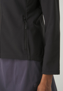 Veste Bornberg à capuche pour femmes noires à logo personnalisé de qualité supérieure Veste softshell à manches longues et coupe-vent pour la course à pied Vestes d'extérieur à prix d'usine - Product Image 4
