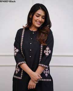 Ensemble Kurti en coton élégant et confortable avec coutures décoratives motifs floraux délicats et touches utilitaires modernes idéales - Product Image 3