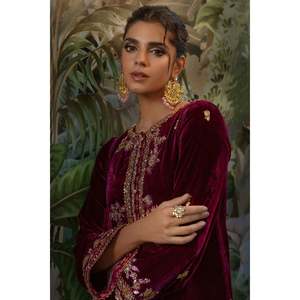 Chemise courte en velours à imprimé floral marron pour femme avec broderie à la main pour les occasions de fête et les tenues décontractées - Product Image 2