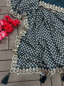 Look Sari en Sari de color fino son Chinon y la blusa es seda artística con borde de encaje de trabajo bordado estampado de diseñador - Product Image 6