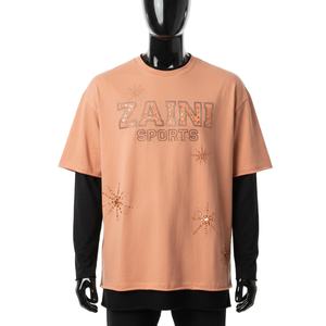 เสื้อยืดผู้ชายทรงหลวมพิมพ์ลาย สไตล์สตรีท ผ้าคอตตอนหนาสองชั้น โลโก้พิมพ์ ทรงหลวม ใส่สบาย ผลิตจากผ้าฝ้าย 100% สีพีช - Product Image 1