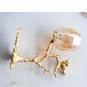 Portavelas de Aluminio con Acabado Dorado de Indian Art Villa, Diseño de Árbol y Pájaro, Elegante Adorno Decorativo para el Hogar - Product Image 4