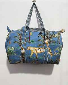 Sac de voyage à bandoulière matelassé en coton avec deux poignées Floral Kantha Design Open Closure Shopping Bag - Product Image 1