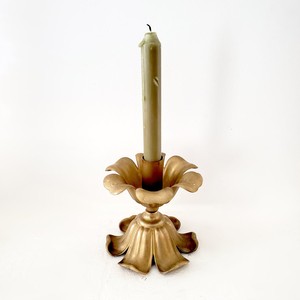 Bougeoir en laiton antique Design de pétales floraux Fabriqué à la main Finition dorée Décor vintage élégant pour la maison et la table à manger - Product Image 1