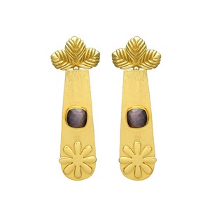 Boucles d'oreilles pendantes à motif de fleurs dorées avec boucles d'oreilles en laiton à hydro améthyste - Product Image 1