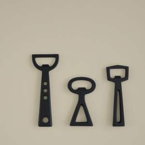 Abrebotellas de Metal Triangular de tono de Color personalizado de alta calidad Impresionante regalo personalizado para los amantes de la barra - Product Image 3