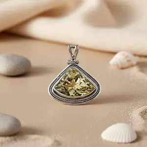 Colgante de Plata 925 con Gema de Citrino para Mujer, Diseño Triangular Hecho a Mano con Acabado en Oro Rosa y Baño de Rodio - Product Image 3