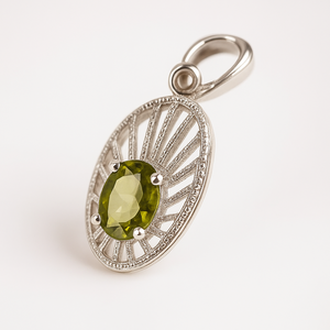 Collar de Plata de Ley 925 con Baño de Rodio y Peridoto Ovalado Verde, Estilo Minimalista para Mujer, Regalo para Cumpleaños de Agosto, Uso Diario - Product Image 3