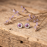 Anting Resin Bunga Alyssum Ungu Asli Minimalis, Anting Stud Heksagonal Kecil dari Baja Anti Karat untuk Wanita dan Remaja Putri