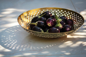 Bol de centre de fruits en relief en laiton antique moderne avec support de base en laiton de haute qualité bols de service polis personnalisés - Product Image 4