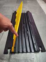 Emco - Protection de câbles robuste pour zones à fort trafic, 5 canaux, construction fiable en caoutchouc jaune et noir + PVC, rampe de câbles pour ralentisseur de circulation