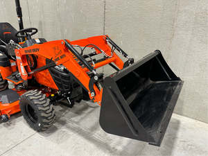 Tracteur à roues Bad Boy 10 Series 1025, 20 CV, 2 roues motrices, sub-compact, avec chargeur, pelle arrière, direction hydrostatique, motoculteur, usage agricole - Product Image 3