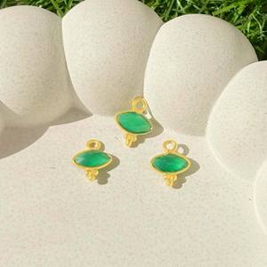 Pequeño Colgante de Ónice Verde con Engaste de Bisel Estilo Rawa, Chapado en Oro, Joyería con Piedra de Nacimiento - Product Image 3