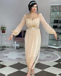 Caftan de style marocain de couleur de police unique et étonnante avec ceinture à la taille et manches bouffantes idéales pour les fêtes et les événements de mariage