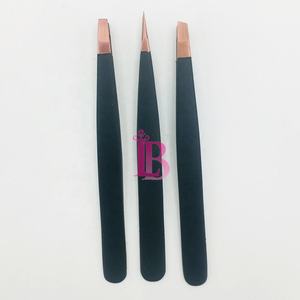 Ensemble de pinces à sourcils noires de qualité supérieure, pointues et biseautées, avec embout rose doré, très demandées, personnalisables avec logo de marque privée - Product Image 1