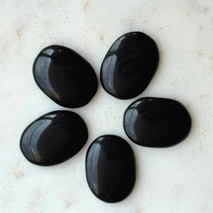 Pierres de palmier ovales en agate noire de qualité supérieure pour le massage ou la guérison des chakras et les cadeaux disponibles en vrac - Product Image 1