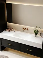 Meuble-lavabo flottant sur mesure avec miroir LED et comptoir monobloc intégré