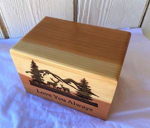 โกศไม้เผาศพขนาดเล็กสำหรับผู้ใหญ่พร้อมถิ่นทุรกันดารและสลักรูปกวางไว้ด้านบน - Product Image 3